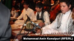 د انځور د هغو افغانو ماشومانو دی چې موسیقي زده کوي