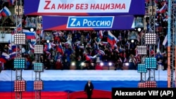 Президент России Владимир Путин на концерте в Лужниках
