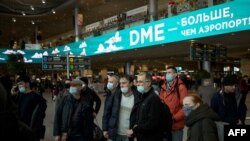 Mii de ruși fac cozi la plecare, pe aeroportul Domodedovo din Moscova