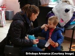 La Centrul de suport Timisoara pentru Ucraina vin mulți copii ca micuțul Boris