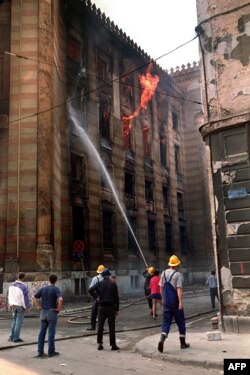 Vatrogasci gase vatru unutar Vijećnice u Sarajevu 26. augusta 1992, nakon granatiranja od strane snaga bosanskih Srba.