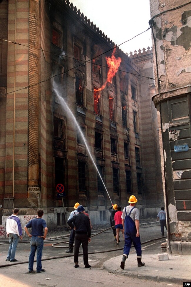 Vatrogasci gase vatru unutar Vijećnice u Sarajevu 26. augusta 1992, nakon granatiranja od strane snaga bosanskih Srba.