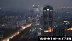 Вид на освещенную ночью площадь Амира Темура, Ташкент, 19 октября 2021 г.