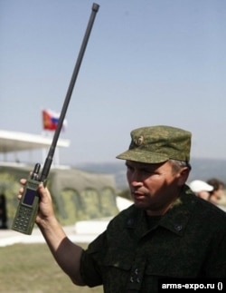 Një ushtar rus duke mbajtur në duar radion Azart.