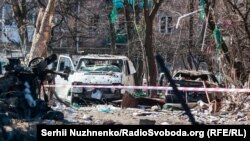 Разрушения в результате попадания остатков сбитой ракеты в пятиэтажный жилой дом в Подольском районе Киева, 18 марта 2022 года