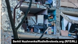 Разрушения в результате попадания остатков сбитой ракеты в пятиэтажный жилой дом в Подольском районе Киева. Пострадали также лицей и детсад, во многих домах выбиты окна, 18 марта 2022 года