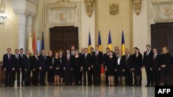 Membrii noului cabinet de miniștri de la București, împreună cu președintele Klaus Iohannis