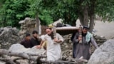 د افغانستان د کونړ ولایت په مزار دره کې خلکو د یو وژل شوي تن د مړي کټ په اوږو کړی دی - د سېپټېمبر لومړۍ نېټې انځور