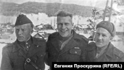Евгений Абалаков, инструктор школы военного альпинизма (в центре)