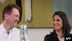 نازنین زاغری در کنار همسرش در نشست مطبوعاتی در ساختمان پارلمان بریتانیا