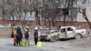 Civilek várakoznak arra, hogy elhagyhassák az orosz hadsereg által ostromlott Mariupolt 2022. március 20-án