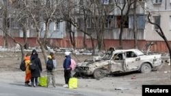Civilek várakoznak arra, hogy elhagyhassák az orosz hadsereg által ostromlott Mariupolt 2022. március 20-án