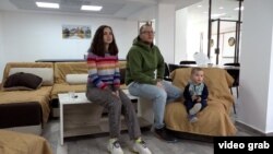 Valerija, Evgenij i Lev u Prihvatnom centru Komesarijata za izbeglice u Vranju, Srbija, 16. mart 2022.