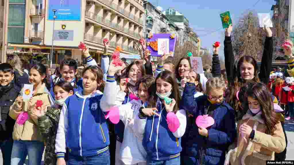 Nxënës të Shkollës Fillore &quot;Faik Konica&quot;, blejnë kartolinat e punuara nga anëtarët e shoqatës &quot;Down Syndrome Kosova&quot;.