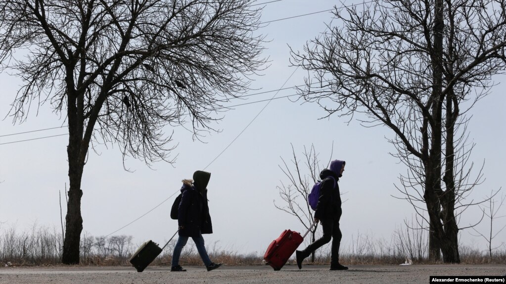 Refugjatët duke u larguar nga lufta në Ukrainë në qytetin-port të Mariupolit. 20 mars 2022
