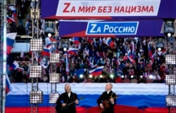 Umjetnik Dmitri Kharatijan i vođa grupe Va-Bank Alexander Skljar nastupaju na koncertu povodom osme godišnjice referenduma o državnom statusu Krima