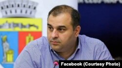 Viceprimarul Clujului, Dan Tarcea, a declarat pentru Europa Liberă că municipalitatea ar fi dispusă să devină centru-pilot pentru implementarea rapidă a sistemului camerelor de supraveghere.