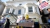 Протестующие у дома в Лондоне, предположительно принадлежащего российскому миллиардеру Владимиру Евтушенкову