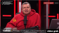 Расейскі прапагандыст Салаўёў у адзеньні з савецкай сымболікай падчас сваёй перадачы