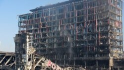 Здание торгового центра в Подольском районе Киева, сгоревшее после обстрела 21 марта 2022 года. Фото: Reuters