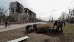 Grobovi po parkovima u Mariupolju 