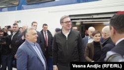 Orbán és Vučić 2022. március 19-én találkozott Belgrádban a Belgrádból Újvidékre vezető nemzetközi vasútvonal megnyitóján