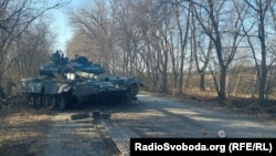Подбитый российский танк в результате контратаки украинских войск на Киевщине