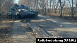 Підбитий російський танк внаслідок контратаки українських військ на Київщині