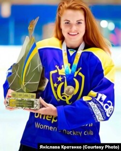 Яніслава Кротенко з золотою нагородою Чемпіонату України, яку виборола її команда