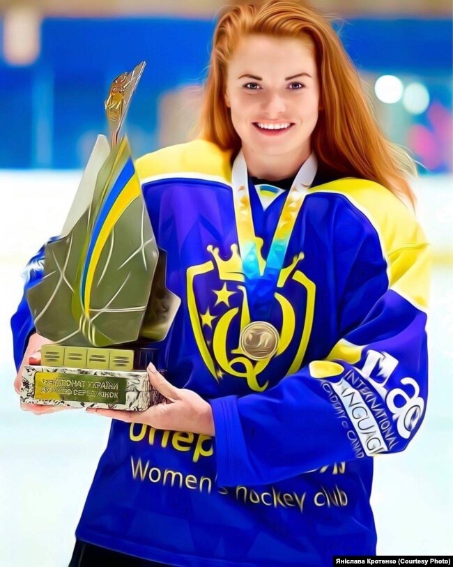 Яніслава Кротенко з золотою нагородою Чемпіонату України, яку виборола її команда