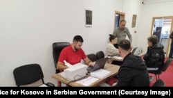 Popullsia serbe lokale nënshkruan kontrata me Serbinë pas largimit nga institucionet e Kosovës.