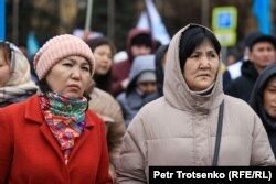 Участницы митинга в поддержку президента Касым-Жомарта Токаева. Алматы, 19 марта 2022 года