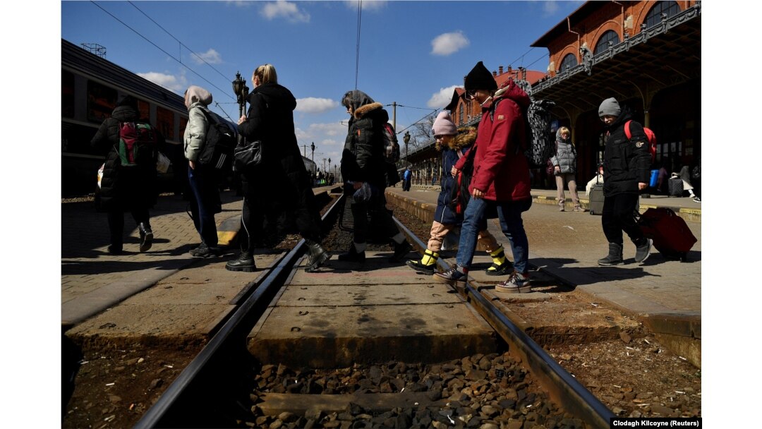 Un grup de refugiați intră în România, în martie 2022, prin Vama Siret/jud. Suceava.