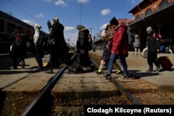 گذر پناهچویان اوکراینی از خط آهن در ایستگاه سوچه‌آوا در رومانی