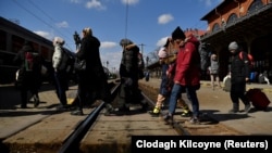 Украински бежанци в Румъния се качват на влак за Будапеща