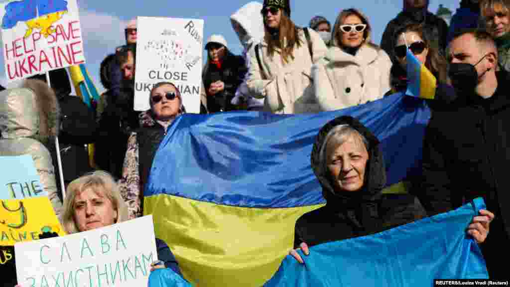 La Atena, ucrainenii au avut steaguri și pancarte, pe unul dintre ele scrie &bdquo;Glorie apărătorilor Ucrainei&rdquo;.