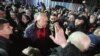 Борисов беше посрещнат от десетки членове и симпатизанти на ГЕРБ пред Главната дирекция "Национална полиция" в петък вечерта