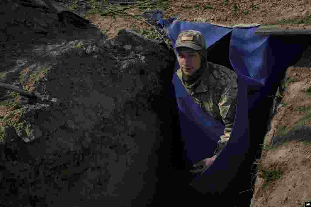 Egy ukrán katona Kijev egyik külvárosának lövészárkában március 20-án