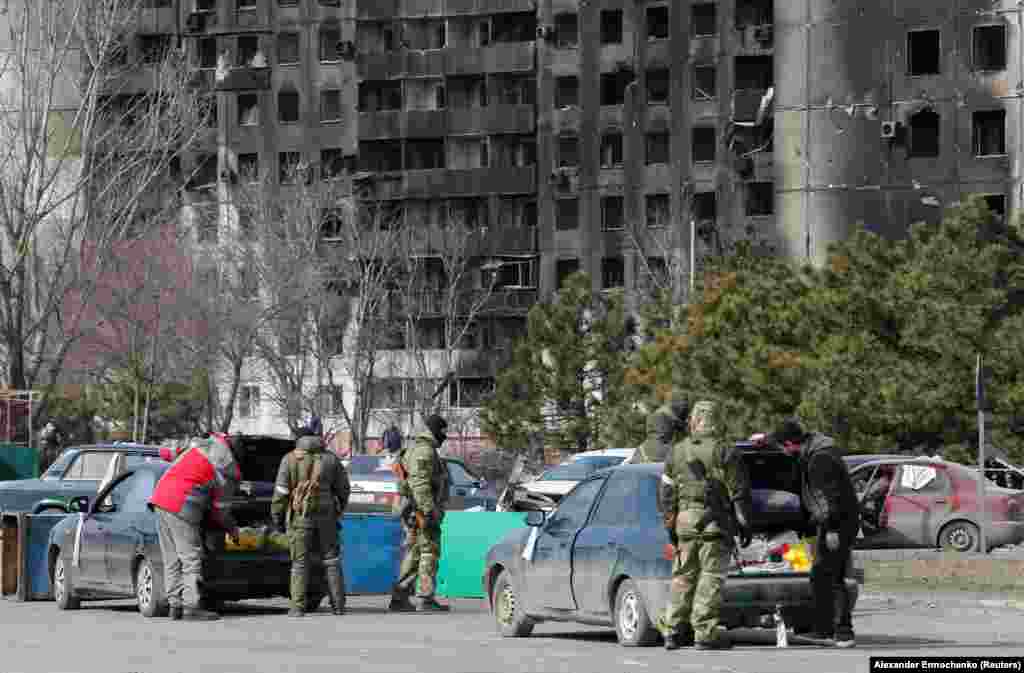 Перевірка автомобілів жителів Маріуполя, які намагаються евакуюватися з міста. Маріуполь, 20 березня 2022 року