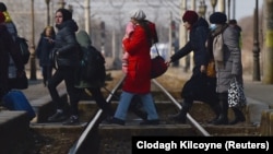 Ukrán menekültek a romániai Szucsáva vasútállomásán 2022. március 17-én