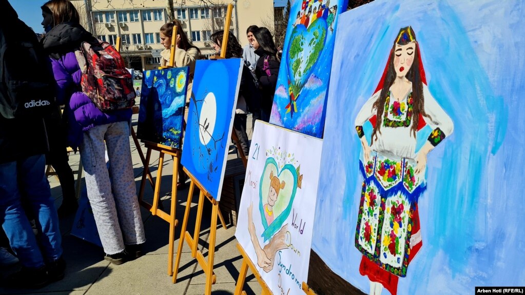 Piktura të punuara nga anëtarët e shoqatës "Down Syndrome Kosova".