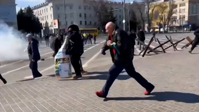 Trupele rusești trag în protestatarii ucraineni din orașul Herson