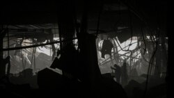 Ukrajinski vojnici hodaju između ruševina unutar tržnog centra Retroville nakon ruskog napada na sjeverozapadni dio glavnog grada Kijeva, 21. mart