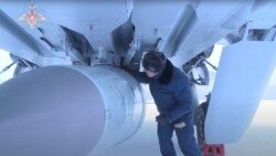 Avijatičar proverava borbeni avion MiG-31 pre leta sa hipersoničnom raketom tokom vežbe na nepoznatoj lokaciji u Rusiji, 19. februar 2022.