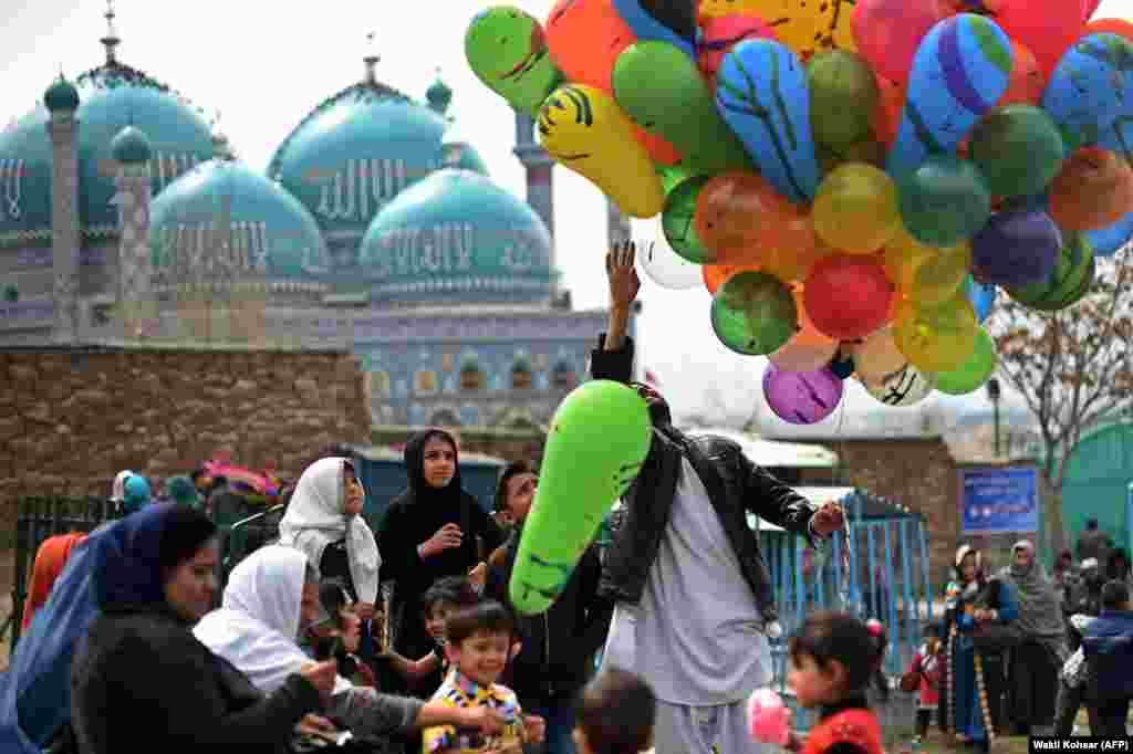 &nbsp;A vendor sells balloons in Kabul.