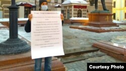 Ялгыз пикетка чыккан активистларның берсе