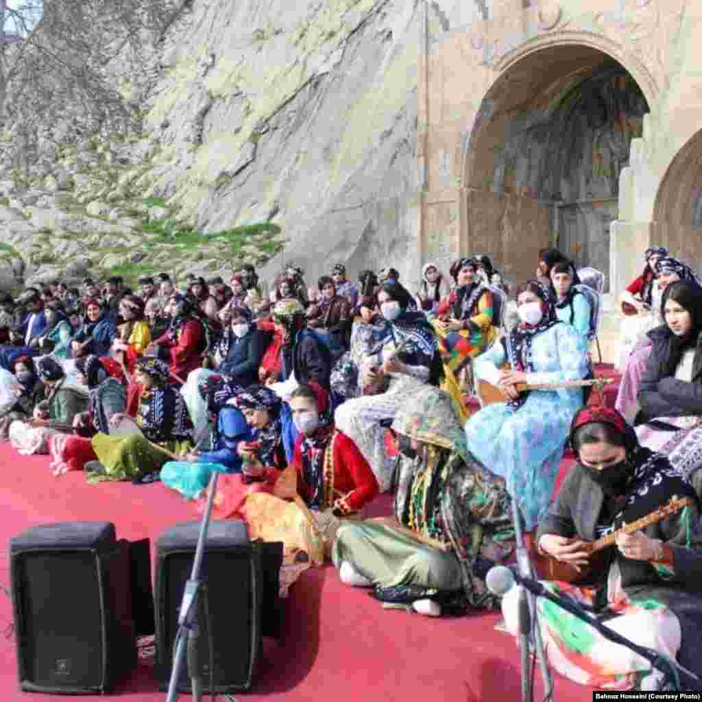 جشن با شکوه نوروز در مجموعه آثار باستانی طاق&zwnj;وسان کرمانشاه با حضور دویست نفر از تنبورنوازان گورانو با اجرای رقص کردی و شاهنامه خوانی با حضور نمایندگان یونسکو و کرمانشاهیان و مهمانان نوروزی