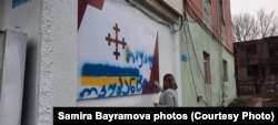 სამირა ბაირამოვამ მარნეულში, "კონსერვატიული მოძრაობის" ოფისის ფასადზე მიკრულ ბანერზე უკრაინის დროშა დახატა და მიაწერა "რუსეთი ოკუპანტია".