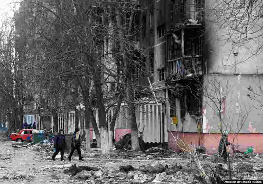 Поврежденные жилые дома в Мариуполе, 18 марта 2022 года