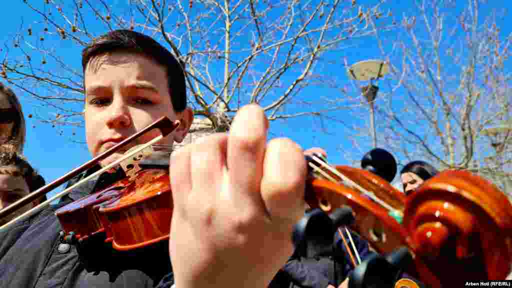 Një tjetër nxënës luan në violinë në kuadër të aktiviteteve për të shënuar Ditën Botërore të Sindromës Down.&nbsp;